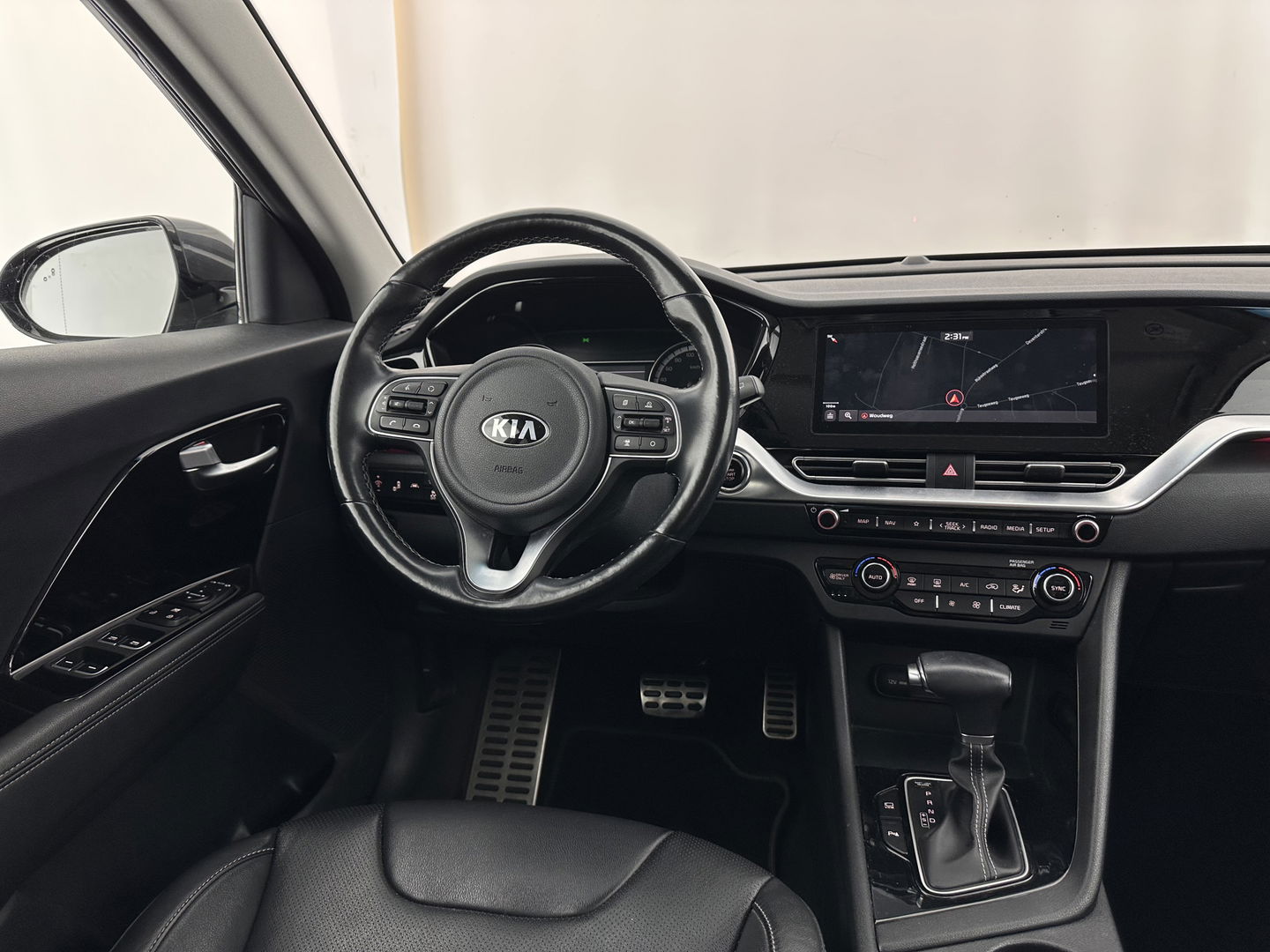 Kia Niro 1.6 GDi Hybrid DynamicPlusLine (INCL.BTW) Aut. *LEATHER | FULL-LED | ADAPTIVE-CRUISE | BLIND-SPOT | HEATED-COMFORTSEATS | CAMERA | KEYLESS | AMBIENT-LIGHT | NAVI-FULLMAP | 16''ALU | TOWBAR*