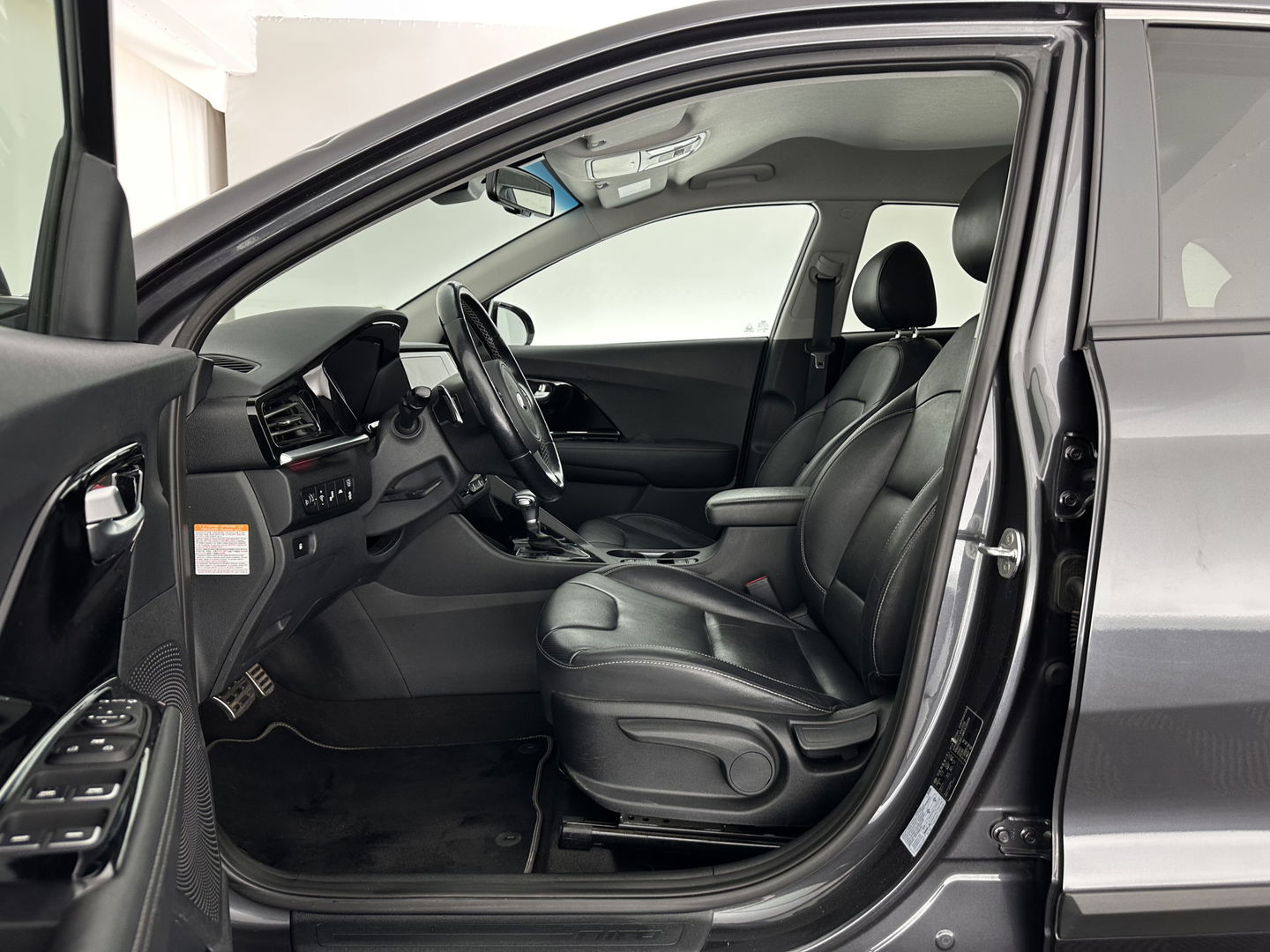 Kia Niro 1.6 GDi Hybrid DynamicPlusLine (INCL.BTW) Aut. *LEATHER | FULL-LED | ADAPTIVE-CRUISE | BLIND-SPOT | HEATED-COMFORTSEATS | CAMERA | KEYLESS | AMBIENT-LIGHT | NAVI-FULLMAP | 16''ALU | TOWBAR*