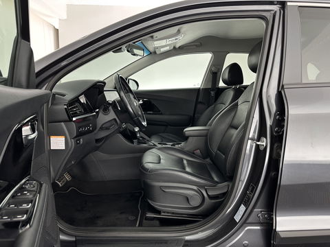 Kia Niro 1.6 GDi Hybrid DynamicPlusLine (INCL.BTW) Aut. *LEATHER | FULL-LED | ADAPTIVE-CRUISE | BLIND-SPOT | HEATED-COMFORTSEATS | CAMERA | KEYLESS | AMBIENT-LIGHT | NAVI-FULLMAP | 16''ALU | TOWBAR*