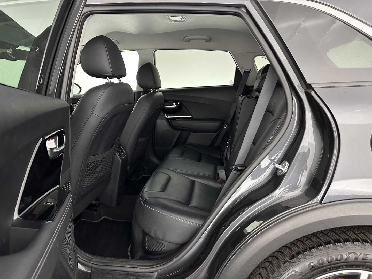 Kia Niro 1.6 GDi Hybrid DynamicPlusLine (INCL.BTW) Aut. *LEATHER | FULL-LED | ADAPTIVE-CRUISE | BLIND-SPOT | HEATED-COMFORTSEATS | CAMERA | KEYLESS | AMBIENT-LIGHT | NAVI-FULLMAP | 16''ALU | TOWBAR*