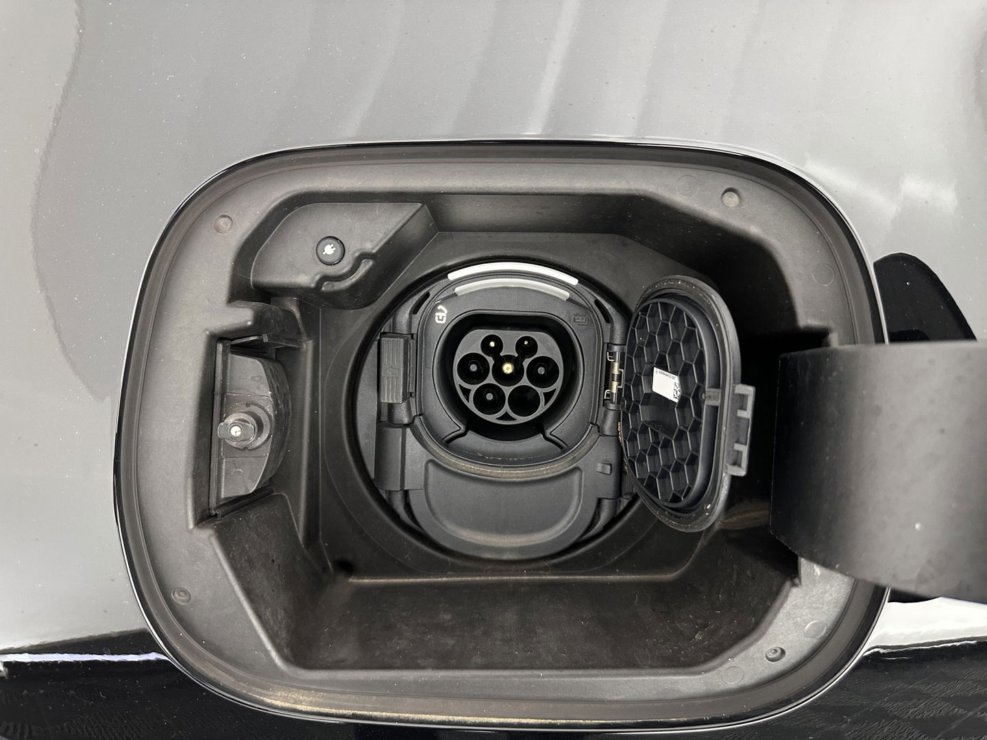 Mercedes-Benz CLA-Klasse 250 e AMG Line *PANO | WIDESCREEN-DIGI-COCKPIT | FULL-LED | AMBIENT-LIGHT | LEATHER-MICROFIBRE | CAMERA | M-BUX-NAVI | ECC | SHIFT-PADDLES | PDC | CRUISE | DAB | HEATED-SPORTSEATS | 18"ALU*