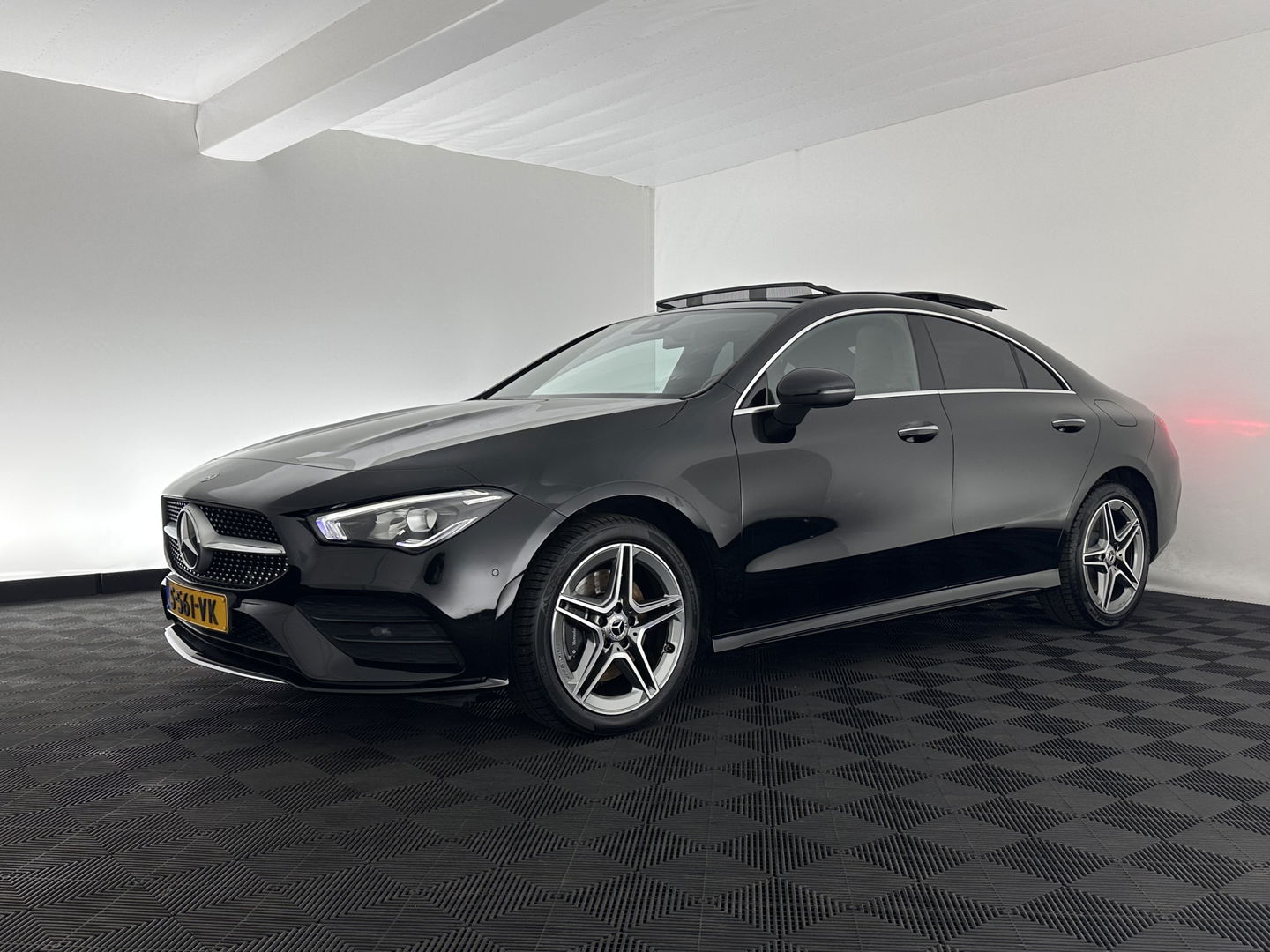 Mercedes-Benz CLA-Klasse 250 e AMG Line *PANO | WIDESCREEN-DIGI-COCKPIT | FULL-LED | AMBIENT-LIGHT | LEATHER-MICROFIBRE | CAMERA | M-BUX-NAVI | ECC | SHIFT-PADDLES | PDC | CRUISE | DAB | HEATED-SPORTSEATS | 18"ALU*