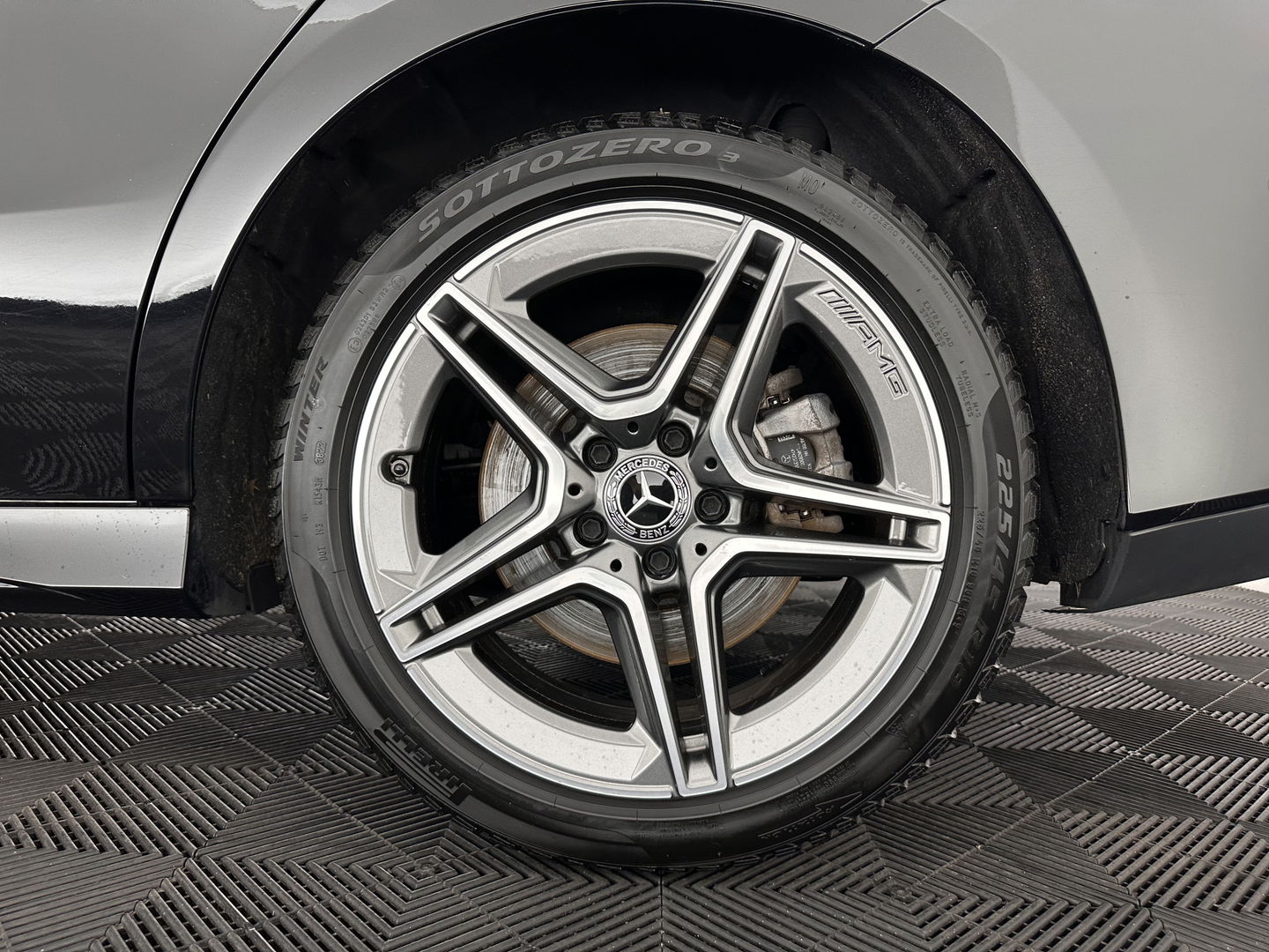 Mercedes-Benz CLA-Klasse 250 e AMG Line *PANO | WIDESCREEN-DIGI-COCKPIT | FULL-LED | AMBIENT-LIGHT | LEATHER-MICROFIBRE | CAMERA | M-BUX-NAVI | ECC | SHIFT-PADDLES | PDC | CRUISE | DAB | HEATED-SPORTSEATS | 18"ALU*