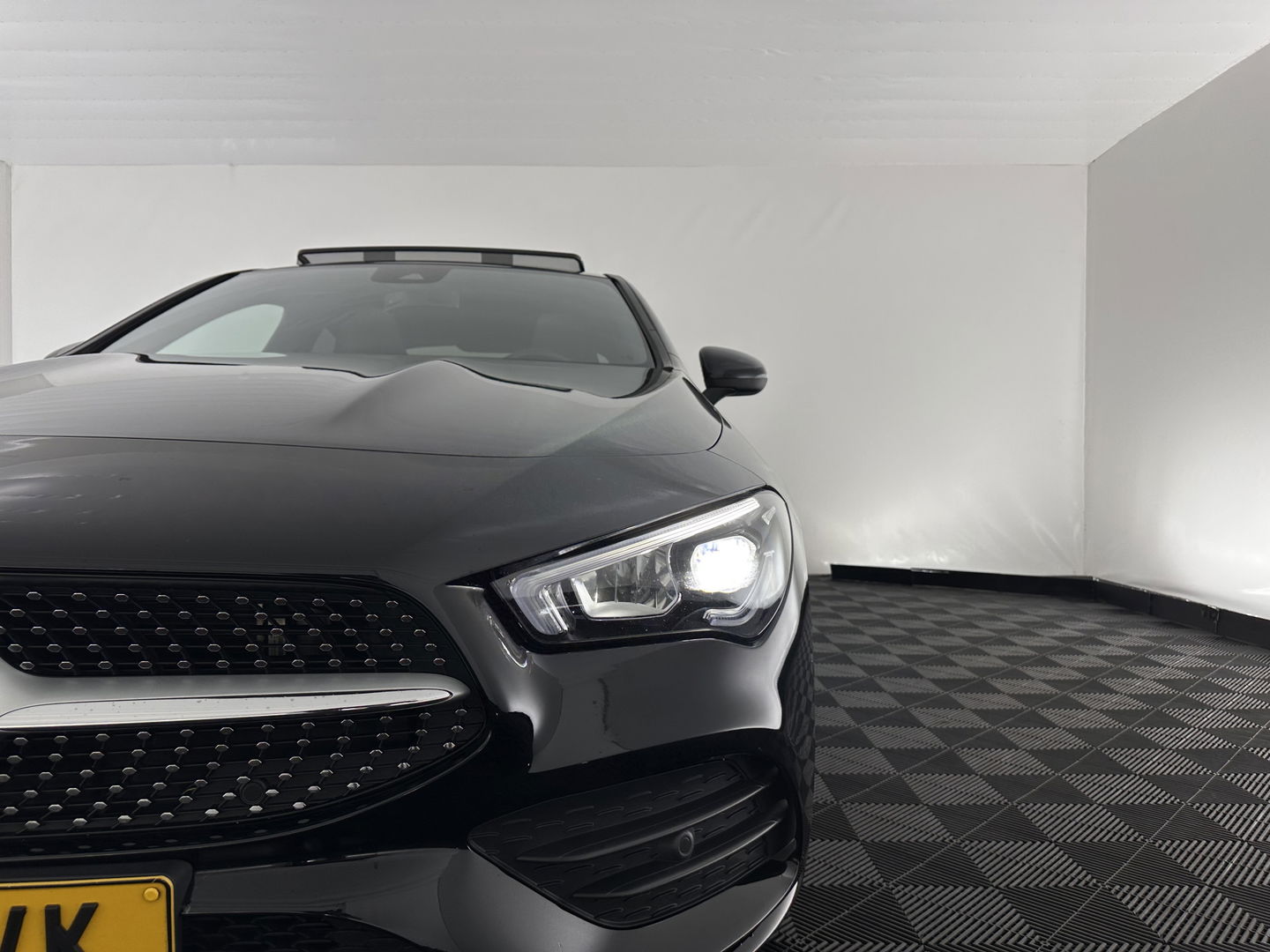 Mercedes-Benz CLA-Klasse 250 e AMG Line *PANO | WIDESCREEN-DIGI-COCKPIT | FULL-LED | AMBIENT-LIGHT | LEATHER-MICROFIBRE | CAMERA | M-BUX-NAVI | ECC | SHIFT-PADDLES | PDC | CRUISE | DAB | HEATED-SPORTSEATS | 18"ALU*