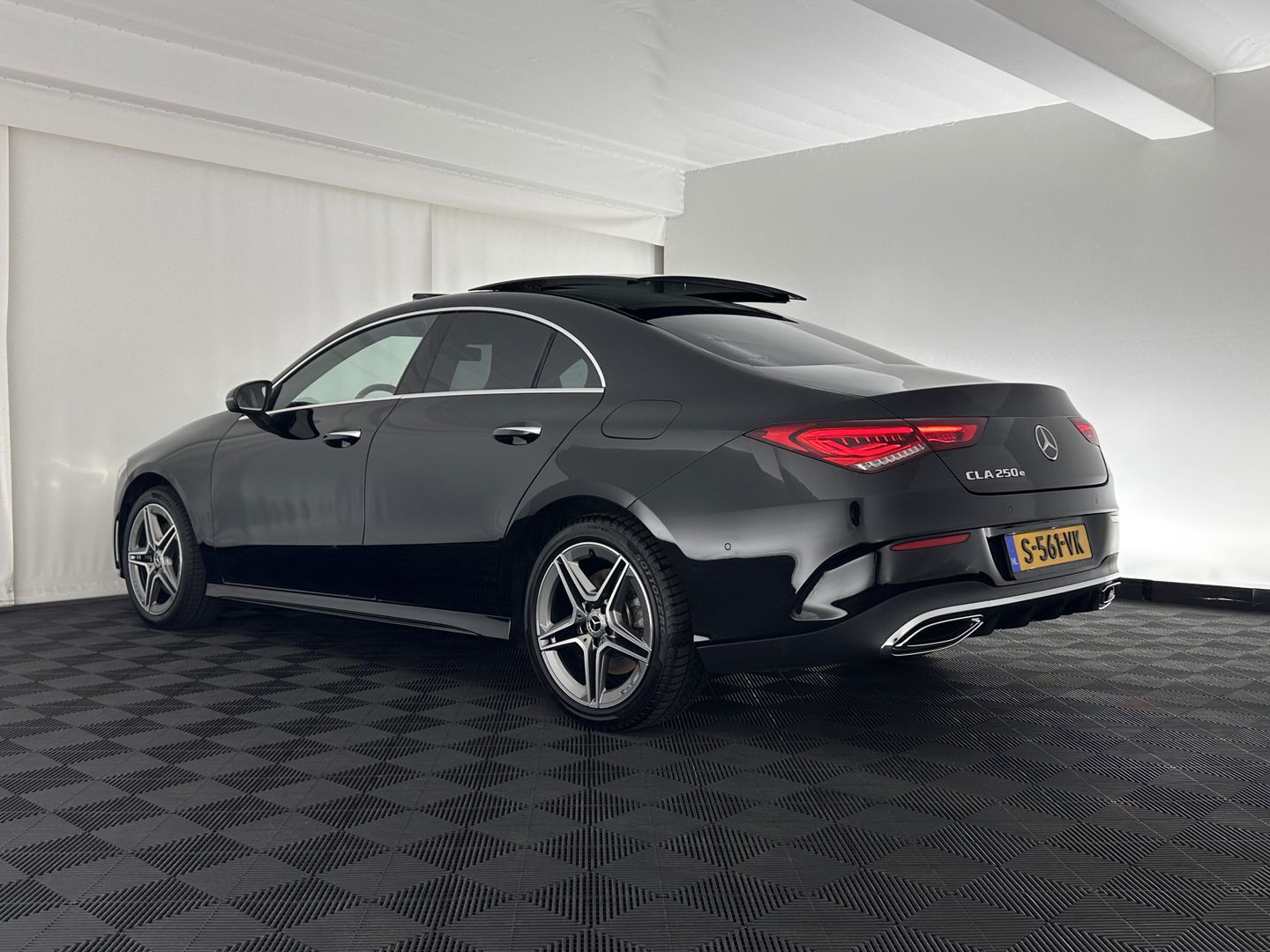 Mercedes-Benz CLA-Klasse 250 e AMG Line *PANO | WIDESCREEN-DIGI-COCKPIT | FULL-LED | AMBIENT-LIGHT | LEATHER-MICROFIBRE | CAMERA | M-BUX-NAVI | ECC | SHIFT-PADDLES | PDC | CRUISE | DAB | HEATED-SPORTSEATS | 18"ALU*