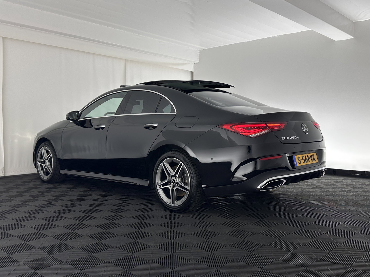 Mercedes-Benz CLA-Klasse 250 e AMG Line *PANO | WIDESCREEN-DIGI-COCKPIT | FULL-LED | AMBIENT-LIGHT | LEATHER-MICROFIBRE | CAMERA | M-BUX-NAVI | ECC | SHIFT-PADDLES | PDC | CRUISE | DAB | HEATED-SPORTSEATS | 18"ALU*