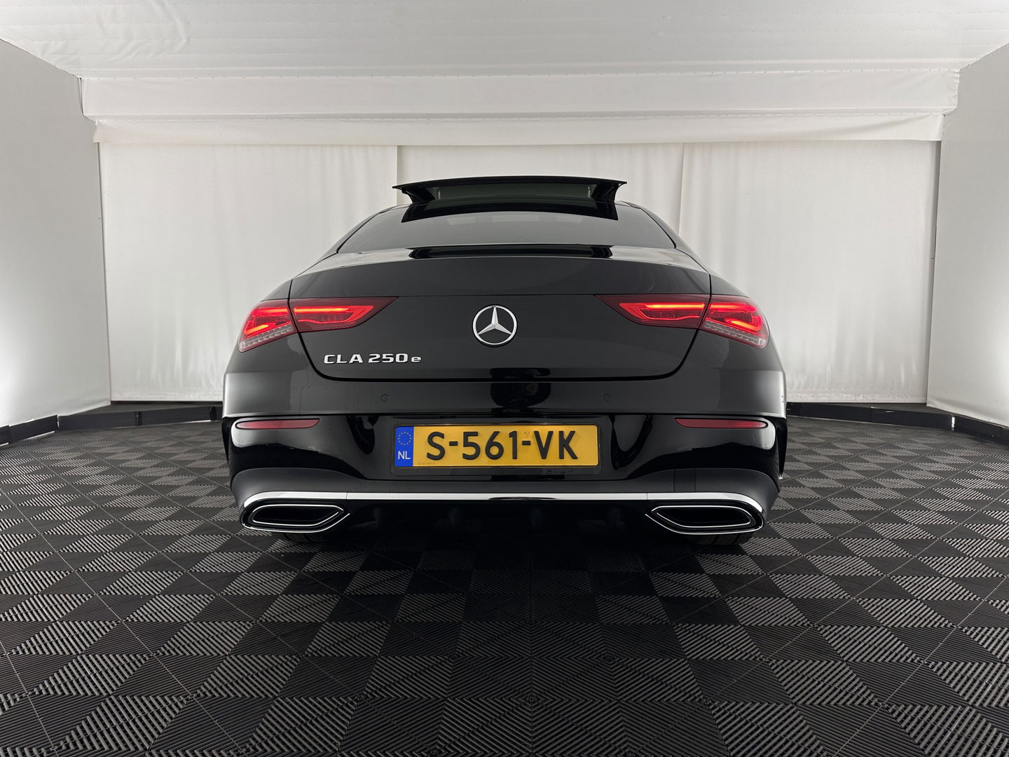 Mercedes-Benz CLA-Klasse 250 e AMG Line *PANO | WIDESCREEN-DIGI-COCKPIT | FULL-LED | AMBIENT-LIGHT | LEATHER-MICROFIBRE | CAMERA | M-BUX-NAVI | ECC | SHIFT-PADDLES | PDC | CRUISE | DAB | HEATED-SPORTSEATS | 18"ALU*