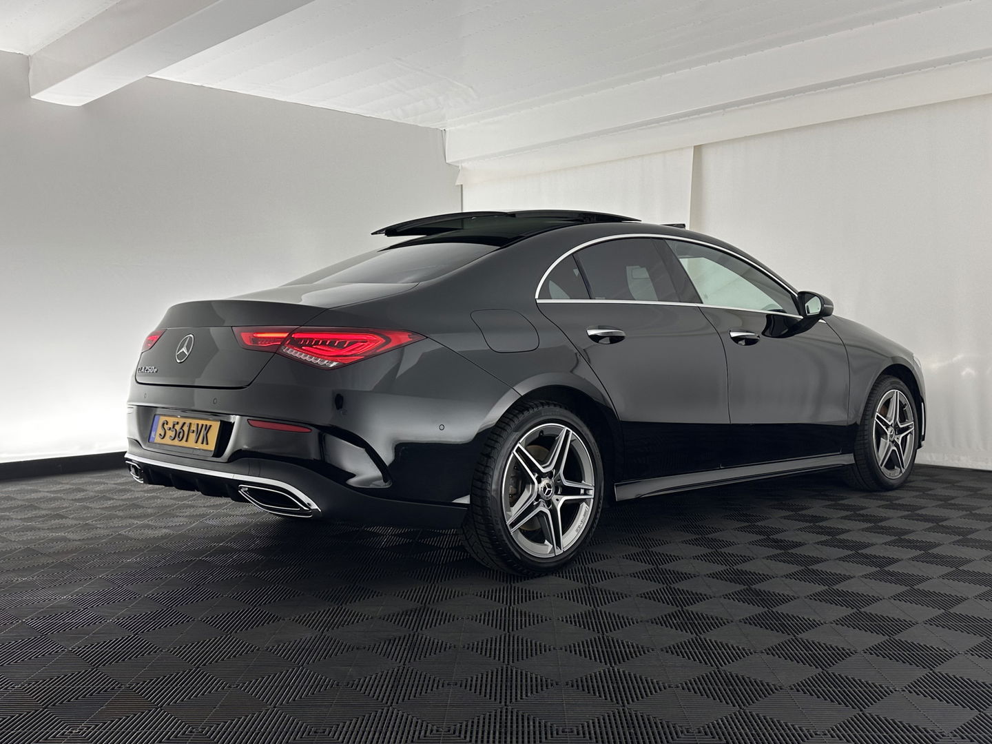 Mercedes-Benz CLA-Klasse 250 e AMG Line *PANO | WIDESCREEN-DIGI-COCKPIT | FULL-LED | AMBIENT-LIGHT | LEATHER-MICROFIBRE | CAMERA | M-BUX-NAVI | ECC | SHIFT-PADDLES | PDC | CRUISE | DAB | HEATED-SPORTSEATS | 18"ALU*