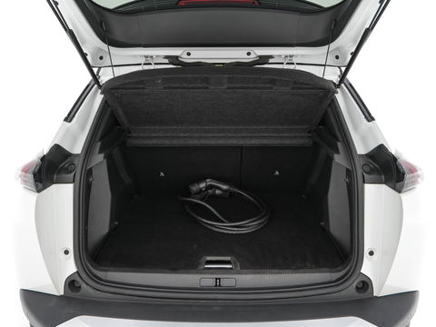 Peugeot e-2008 EV GT 50 kWh {SOH-91%} Aut. *DIGI-COCKPIT | FULL-LED | BLIS | KEYLESS | LEATHER-FABRIC | CAMERA | CARPLAY | CCS-FASTLOADER | DAB+ | NAVI-FULLMAP | ECC | PDC | SPORT-SEATS | AMBIENT-LIGHT | PRIVACY-GLASS | 17''ALU*