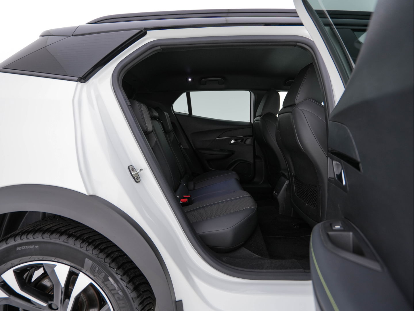 Peugeot e-2008 EV GT 50 kWh {SOH-91%} Aut. *DIGI-COCKPIT | FULL-LED | BLIS | KEYLESS | LEATHER-FABRIC | CAMERA | CARPLAY | CCS-FASTLOADER | DAB+ | NAVI-FULLMAP | ECC | PDC | SPORT-SEATS | AMBIENT-LIGHT | PRIVACY-GLASS | 17''ALU*