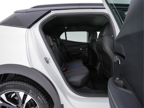 Peugeot e-2008 EV GT 50 kWh {SOH-91%} Aut. *DIGI-COCKPIT | FULL-LED | BLIS | KEYLESS | LEATHER-FABRIC | CAMERA | CARPLAY | CCS-FASTLOADER | DAB+ | NAVI-FULLMAP | ECC | PDC | SPORT-SEATS | AMBIENT-LIGHT | PRIVACY-GLASS | 17''ALU*