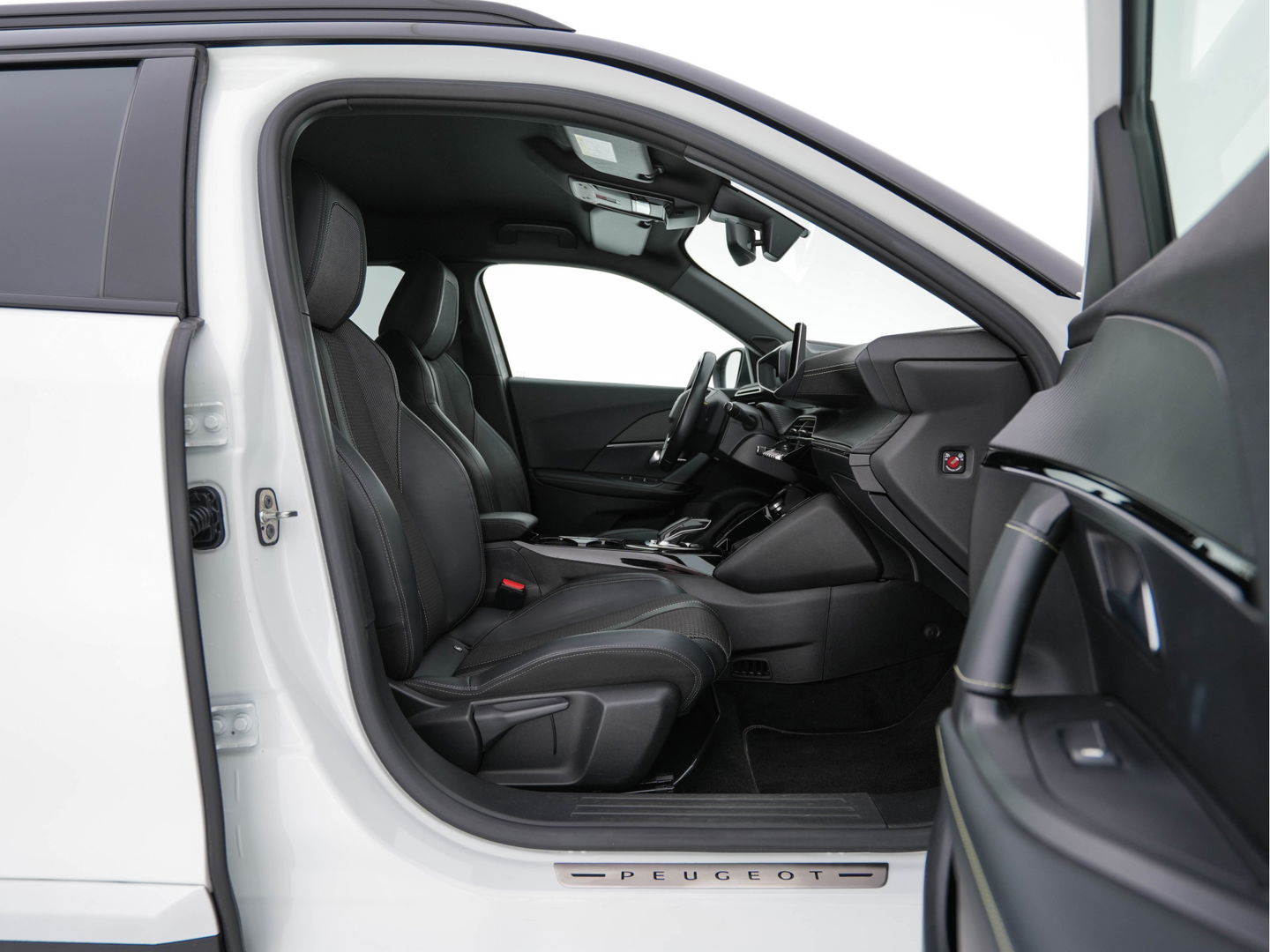 Peugeot e-2008 EV GT 50 kWh {SOH-91%} Aut. *DIGI-COCKPIT | FULL-LED | BLIS | KEYLESS | LEATHER-FABRIC | CAMERA | CARPLAY | CCS-FASTLOADER | DAB+ | NAVI-FULLMAP | ECC | PDC | SPORT-SEATS | AMBIENT-LIGHT | PRIVACY-GLASS | 17''ALU*