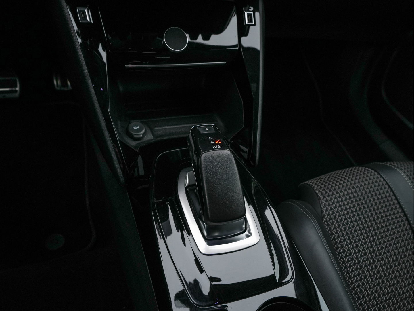 Peugeot e-2008 EV GT 50 kWh {SOH-91%} Aut. *DIGI-COCKPIT | FULL-LED | BLIS | KEYLESS | LEATHER-FABRIC | CAMERA | CARPLAY | CCS-FASTLOADER | DAB+ | NAVI-FULLMAP | ECC | PDC | SPORT-SEATS | AMBIENT-LIGHT | PRIVACY-GLASS | 17''ALU*