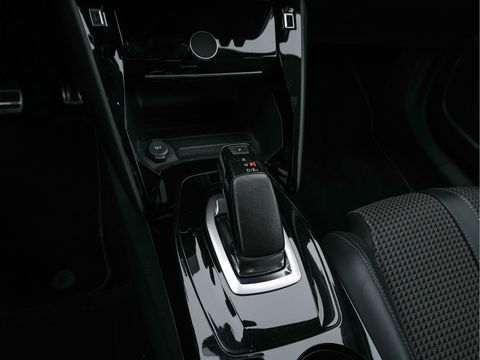 Peugeot e-2008 EV GT 50 kWh {SOH-91%} Aut. *DIGI-COCKPIT | FULL-LED | BLIS | KEYLESS | LEATHER-FABRIC | CAMERA | CARPLAY | CCS-FASTLOADER | DAB+ | NAVI-FULLMAP | ECC | PDC | SPORT-SEATS | AMBIENT-LIGHT | PRIVACY-GLASS | 17''ALU*