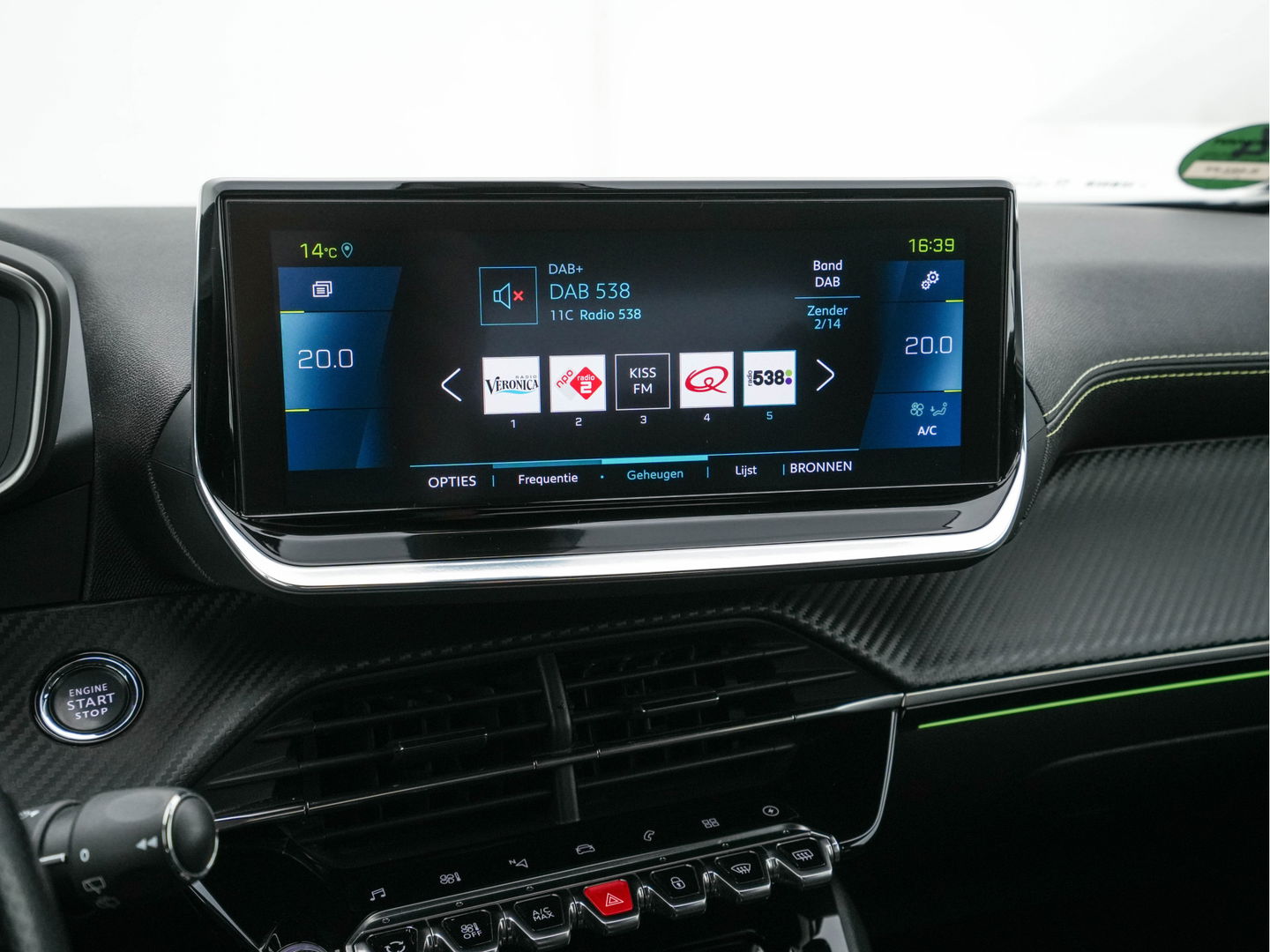 Peugeot e-2008 EV GT 50 kWh {SOH-91%} Aut. *DIGI-COCKPIT | FULL-LED | BLIS | KEYLESS | LEATHER-FABRIC | CAMERA | CARPLAY | CCS-FASTLOADER | DAB+ | NAVI-FULLMAP | ECC | PDC | SPORT-SEATS | AMBIENT-LIGHT | PRIVACY-GLASS | 17''ALU*