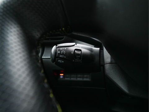 Peugeot e-2008 EV GT 50 kWh {SOH-91%} Aut. *DIGI-COCKPIT | FULL-LED | BLIS | KEYLESS | LEATHER-FABRIC | CAMERA | CARPLAY | CCS-FASTLOADER | DAB+ | NAVI-FULLMAP | ECC | PDC | SPORT-SEATS | AMBIENT-LIGHT | PRIVACY-GLASS | 17''ALU*