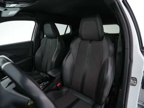 Peugeot e-2008 EV GT 50 kWh {SOH-91%} Aut. *DIGI-COCKPIT | FULL-LED | BLIS | KEYLESS | LEATHER-FABRIC | CAMERA | CARPLAY | CCS-FASTLOADER | DAB+ | NAVI-FULLMAP | ECC | PDC | SPORT-SEATS | AMBIENT-LIGHT | PRIVACY-GLASS | 17''ALU*