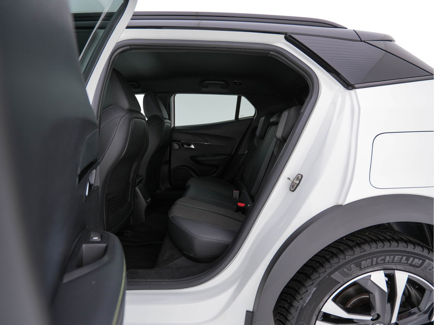 Peugeot e-2008 EV GT 50 kWh {SOH-91%} Aut. *DIGI-COCKPIT | FULL-LED | BLIS | KEYLESS | LEATHER-FABRIC | CAMERA | CARPLAY | CCS-FASTLOADER | DAB+ | NAVI-FULLMAP | ECC | PDC | SPORT-SEATS | AMBIENT-LIGHT | PRIVACY-GLASS | 17''ALU*