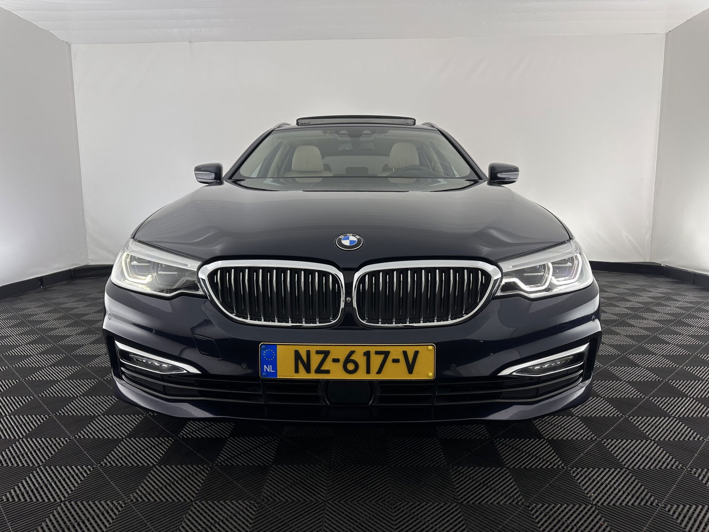 BMW 5 Serie Touring 530d High Executive Luxury-Line Aut. *PANO | BOWERS-WILKINS | LEATHER | FULL-LED | ADAPTIVE-CRUISE | BLINDSPOT | MEMORY-PACK | TOPVIEW | HEAD-UP | HEATED-COMFORTSEATS | DIGI-COCKPIT | NAVI-FULLMAP | TOWBAR | 19''ALU*