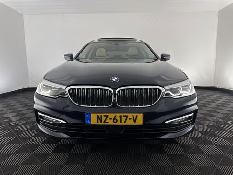 BMW 5 Serie Touring 530d High Executive Luxury-Line Aut. *PANO | BOWERS-WILKINS | LEATHER | FULL-LED | ADAPTIVE-CRUISE | BLINDSPOT | MEMORY-PACK | TOPVIEW | HEAD-UP | HEATED-COMFORTSEATS | DIGI-COCKPIT | NAVI-FULLMAP | TOWBAR | 19''ALU*