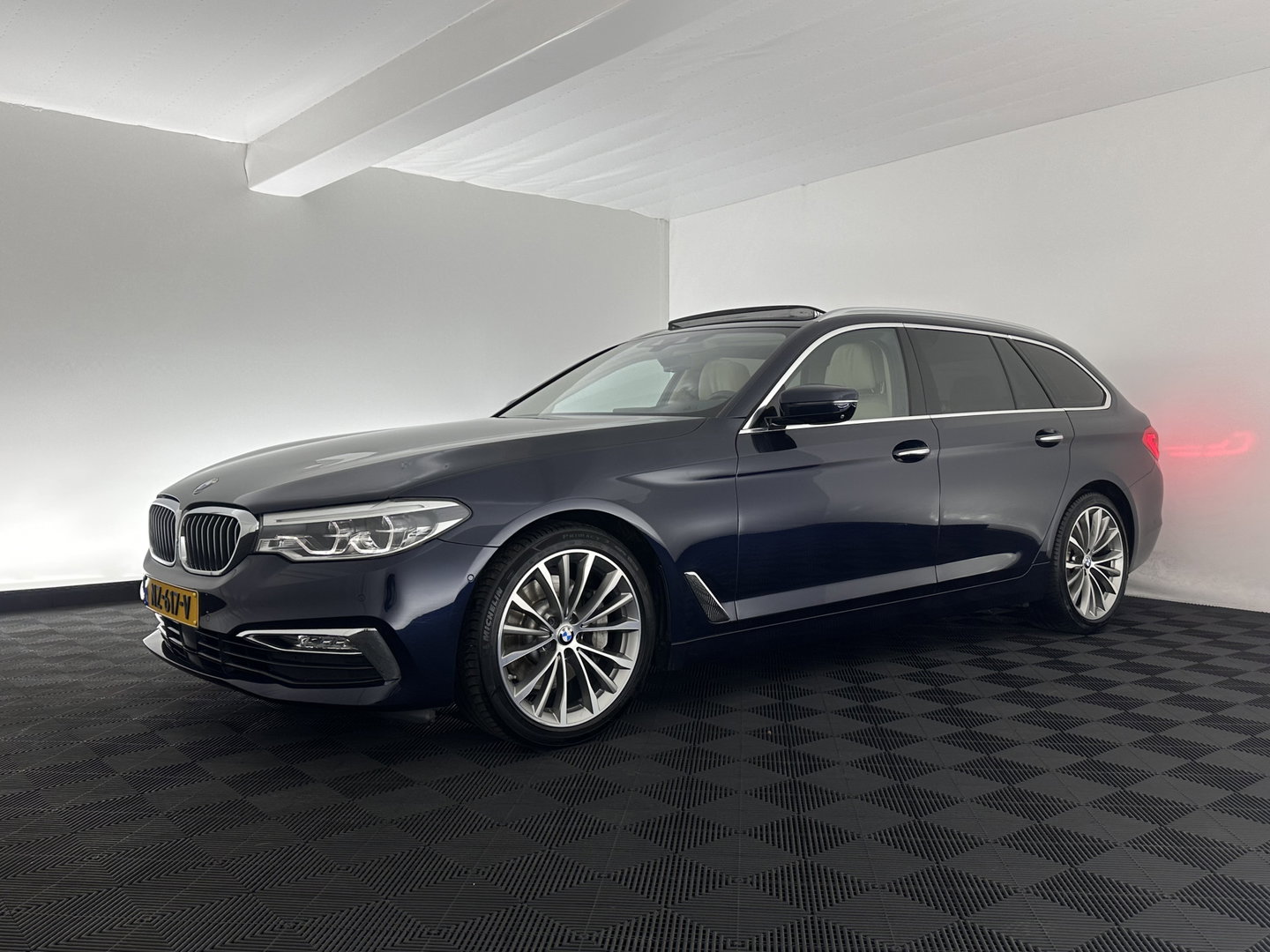 BMW 5 Serie Touring 530d High Executive Luxury-Line Aut. *PANO | BOWERS-WILKINS | LEATHER | FULL-LED | ADAPTIVE-CRUISE | BLINDSPOT | MEMORY-PACK | TOPVIEW | HEAD-UP | HEATED-COMFORTSEATS | DIGI-COCKPIT | NAVI-FULLMAP | TOWBAR | 19''ALU*