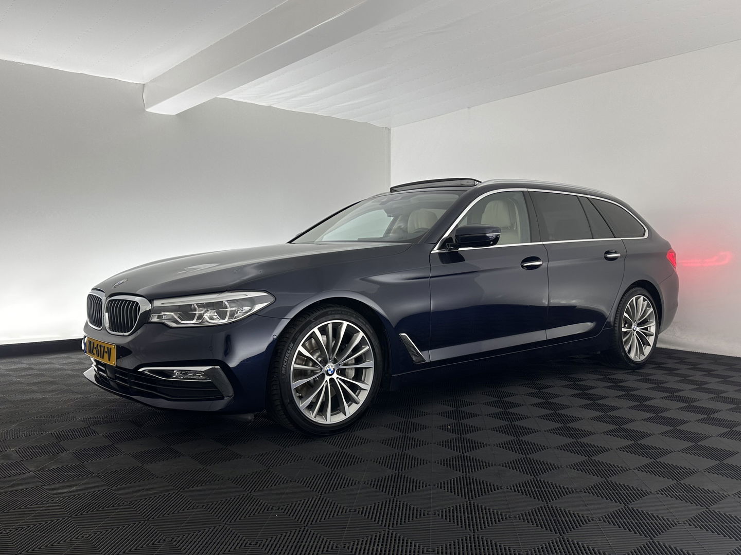 BMW 5 Serie Touring 530d High Executive Luxury-Line Aut. *PANO | BOWERS-WILKINS | LEATHER | FULL-LED | ADAPTIVE-CRUISE | BLINDSPOT | MEMORY-PACK | TOPVIEW | HEAD-UP | HEATED-COMFORTSEATS | DIGI-COCKPIT | NAVI-FULLMAP | TOWBAR | 19''ALU*