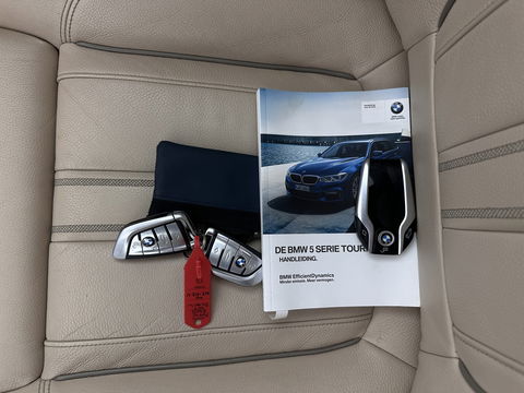 BMW 5 Serie Touring 530d High Executive Luxury-Line Aut. *PANO | BOWERS-WILKINS | LEATHER | FULL-LED | ADAPTIVE-CRUISE | BLINDSPOT | MEMORY-PACK | TOPVIEW | HEAD-UP | HEATED-COMFORTSEATS | DIGI-COCKPIT | NAVI-FULLMAP | TOWBAR | 19''ALU*
