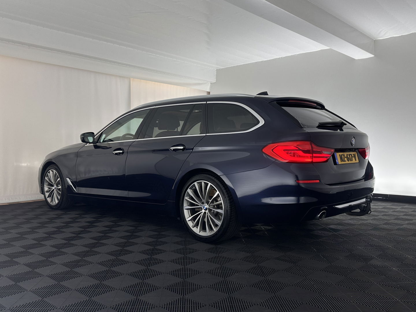 BMW 5 Serie Touring 530d High Executive Luxury-Line Aut. *PANO | BOWERS-WILKINS | LEATHER | FULL-LED | ADAPTIVE-CRUISE | BLINDSPOT | MEMORY-PACK | TOPVIEW | HEAD-UP | HEATED-COMFORTSEATS | DIGI-COCKPIT | NAVI-FULLMAP | TOWBAR | 19''ALU*