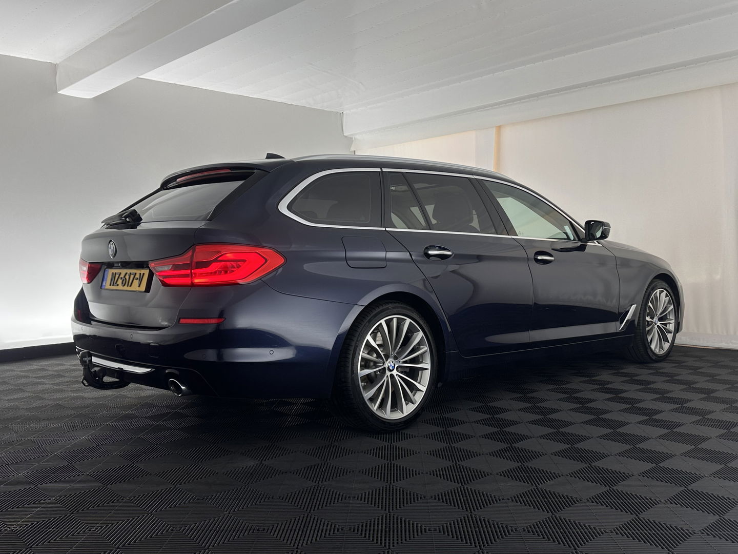 BMW 5 Serie Touring 530d High Executive Luxury-Line Aut. *PANO | BOWERS-WILKINS | LEATHER | FULL-LED | ADAPTIVE-CRUISE | BLINDSPOT | MEMORY-PACK | TOPVIEW | HEAD-UP | HEATED-COMFORTSEATS | DIGI-COCKPIT | NAVI-FULLMAP | TOWBAR | 19''ALU*