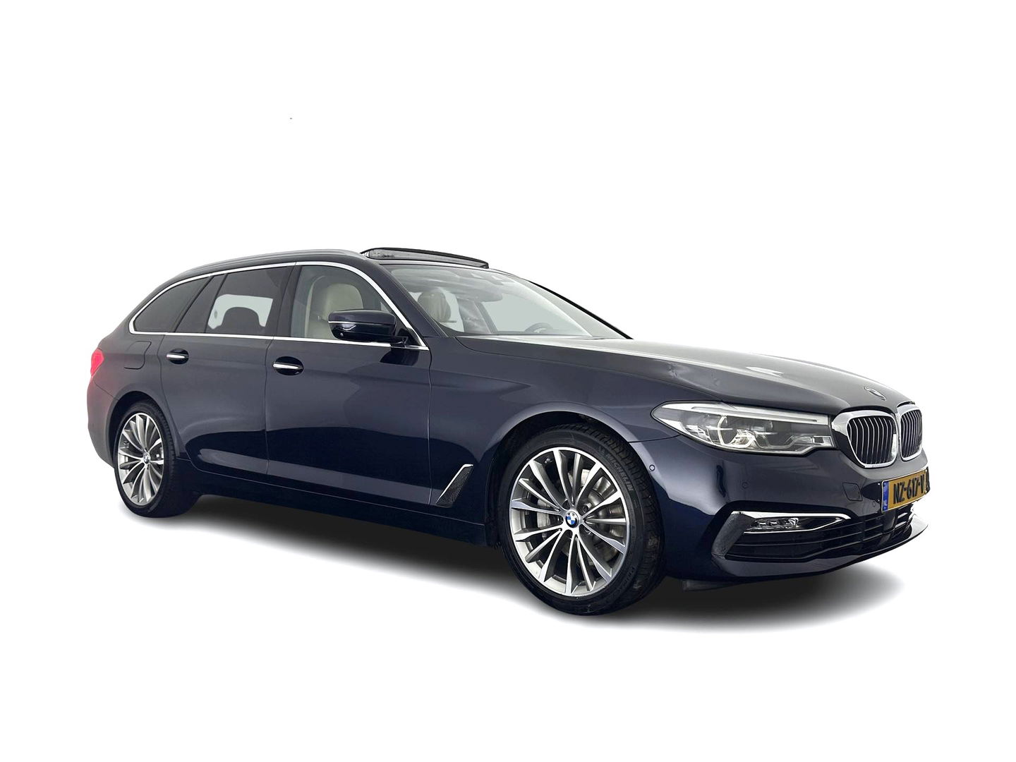 BMW 5 Serie Touring 530d High Executive Luxury-Line Aut. *PANO | BOWERS-WILKINS | LEATHER | FULL-LED | ADAPTIVE-CRUISE | BLINDSPOT | MEMORY-PACK | TOPVIEW | HEAD-UP | HEATED-COMFORTSEATS | DIGI-COCKPIT | NAVI-FULLMAP | TOWBAR | 19''ALU*