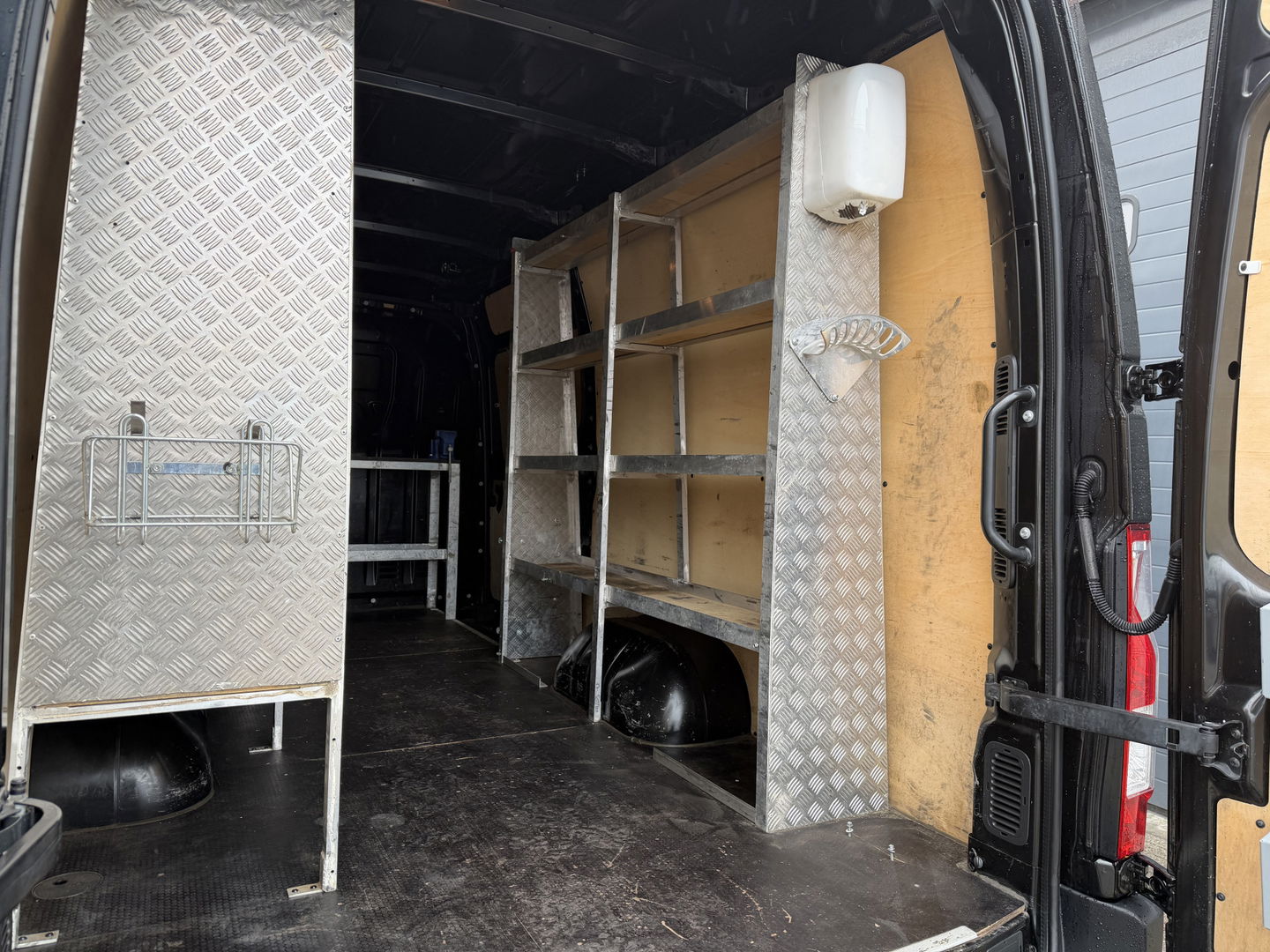 Renault Master T35 2.3 dCi 165pk L3H2 DL Energy Comfort / trekhaak 3500 kg / euro 6 / bpm vrij / vaste prijs rijklaar € 26.950 ex btw / lease vanaf € 440 / ingerichte laadruimte / imperial