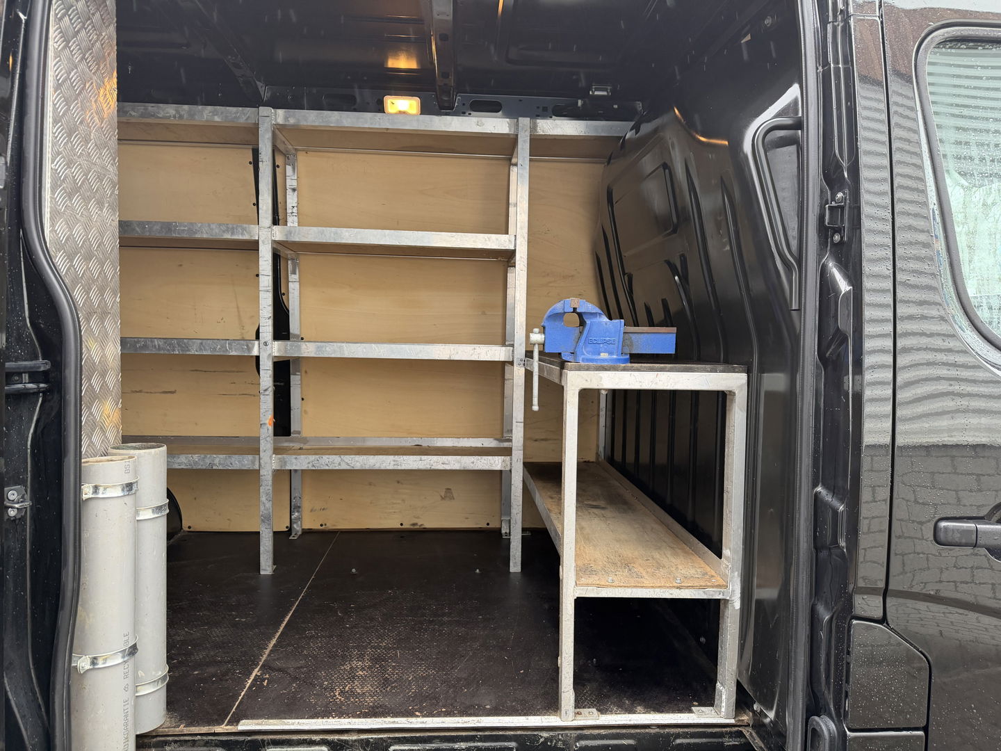 Renault Master T35 2.3 dCi 165pk L3H2 DL Energy Comfort / trekhaak 3500 kg / euro 6 / bpm vrij / vaste prijs rijklaar € 26.950 ex btw / lease vanaf € 440 / ingerichte laadruimte / imperial