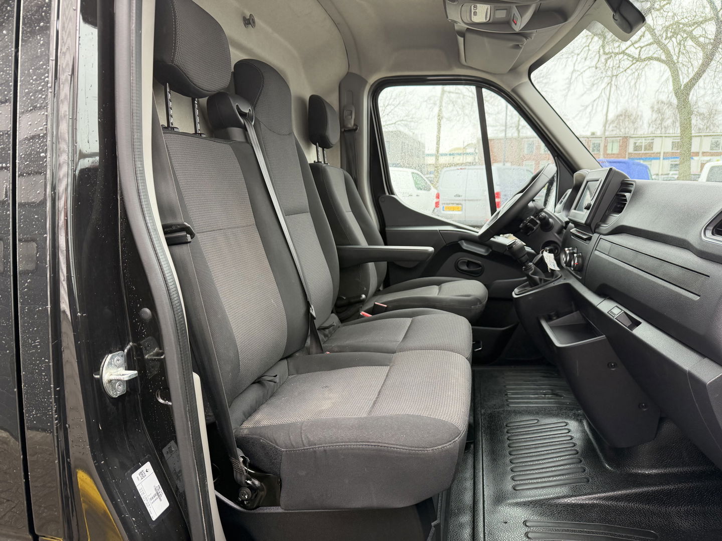 Renault Master T35 2.3 dCi 165pk L3H2 DL Energy Comfort / trekhaak 3500 kg / euro 6 / bpm vrij / vaste prijs rijklaar € 26.950 ex btw / lease vanaf € 440 / ingerichte laadruimte / imperial