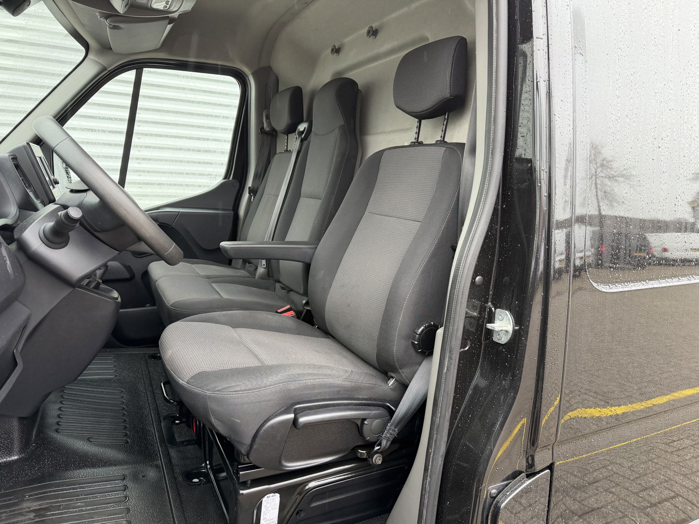 Renault Master T35 2.3 dCi 165pk L3H2 DL Energy Comfort / trekhaak 3500 kg / euro 6 / bpm vrij / vaste prijs rijklaar € 26.950 ex btw / lease vanaf € 440 / ingerichte laadruimte / imperial