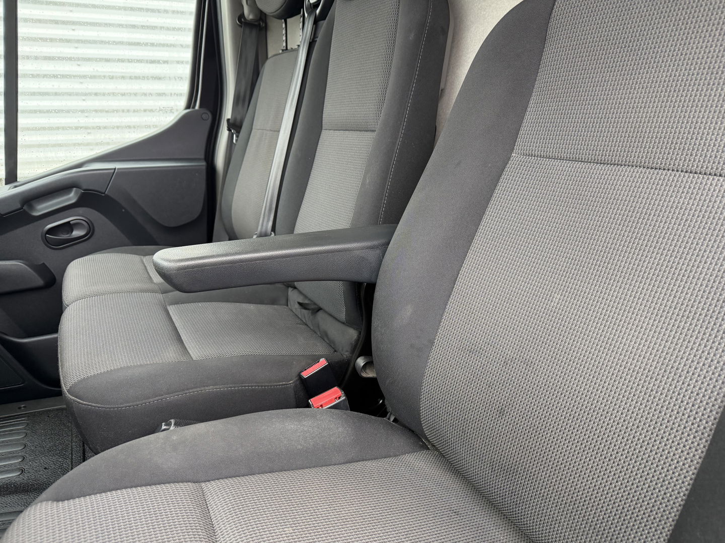 Renault Master T35 2.3 dCi 165pk L3H2 DL Energy Comfort / trekhaak 3500 kg / euro 6 / bpm vrij / vaste prijs rijklaar € 26.950 ex btw / lease vanaf € 440 / ingerichte laadruimte / imperial