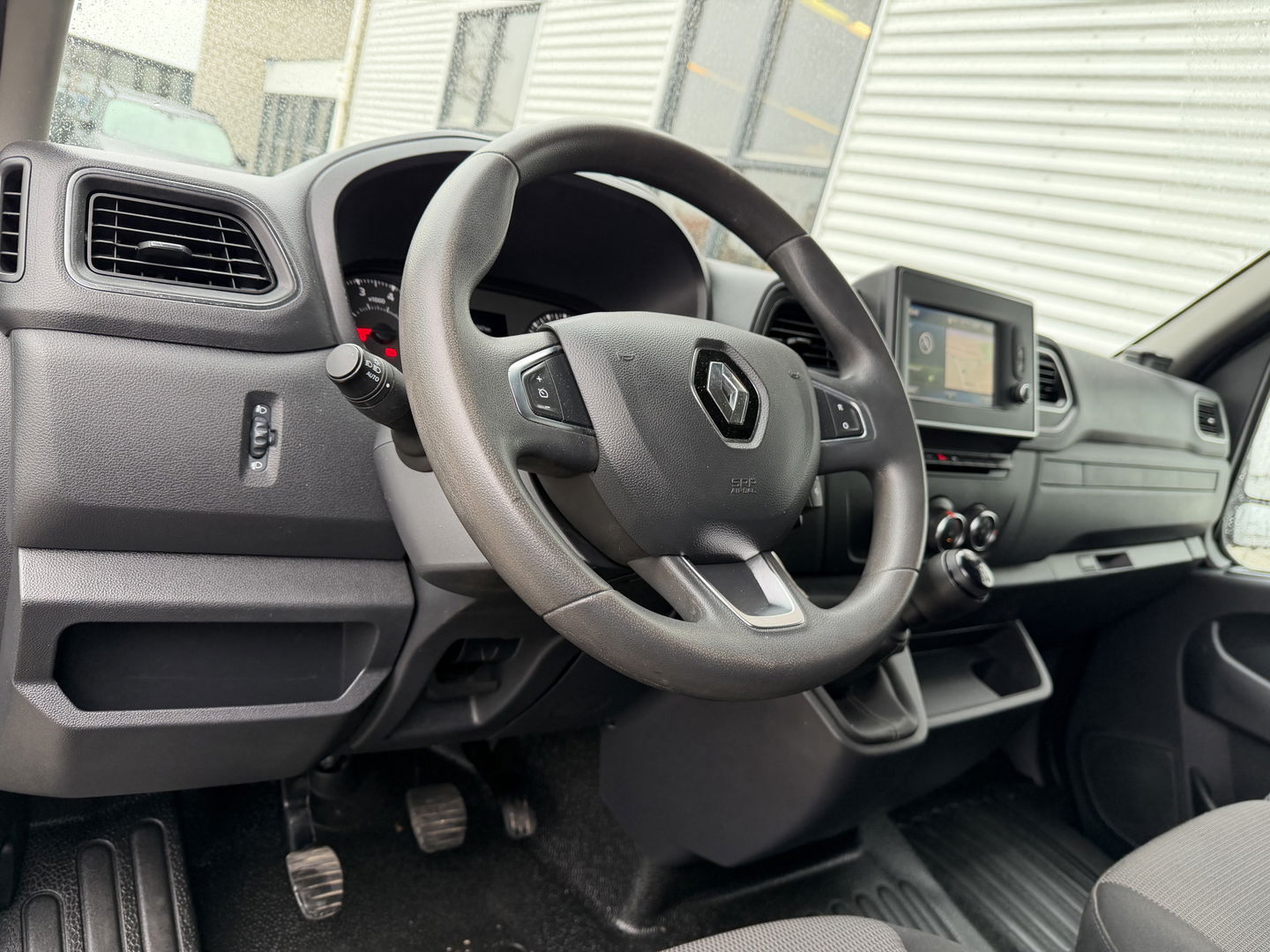 Renault Master T35 2.3 dCi 165pk L3H2 DL Energy Comfort / trekhaak 3500 kg / euro 6 / bpm vrij / vaste prijs rijklaar € 26.950 ex btw / lease vanaf € 440 / ingerichte laadruimte / imperial