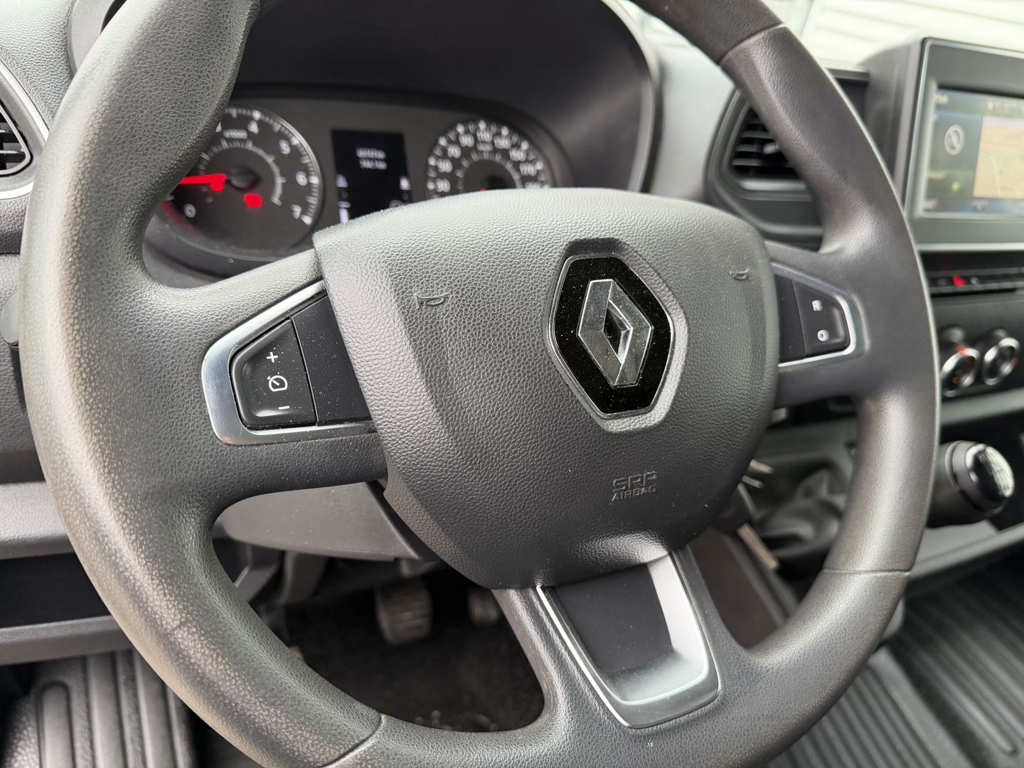 Renault Master T35 2.3 dCi 165pk L3H2 DL Energy Comfort / trekhaak 3500 kg / euro 6 / bpm vrij / vaste prijs rijklaar € 26.950 ex btw / lease vanaf € 440 / ingerichte laadruimte / imperial