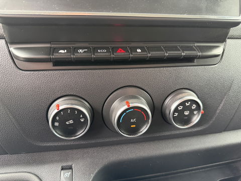 Renault Master T35 2.3 dCi 165pk L3H2 DL Energy Comfort / trekhaak 3500 kg / euro 6 / bpm vrij / vaste prijs rijklaar € 26.950 ex btw / lease vanaf € 440 / ingerichte laadruimte / imperial