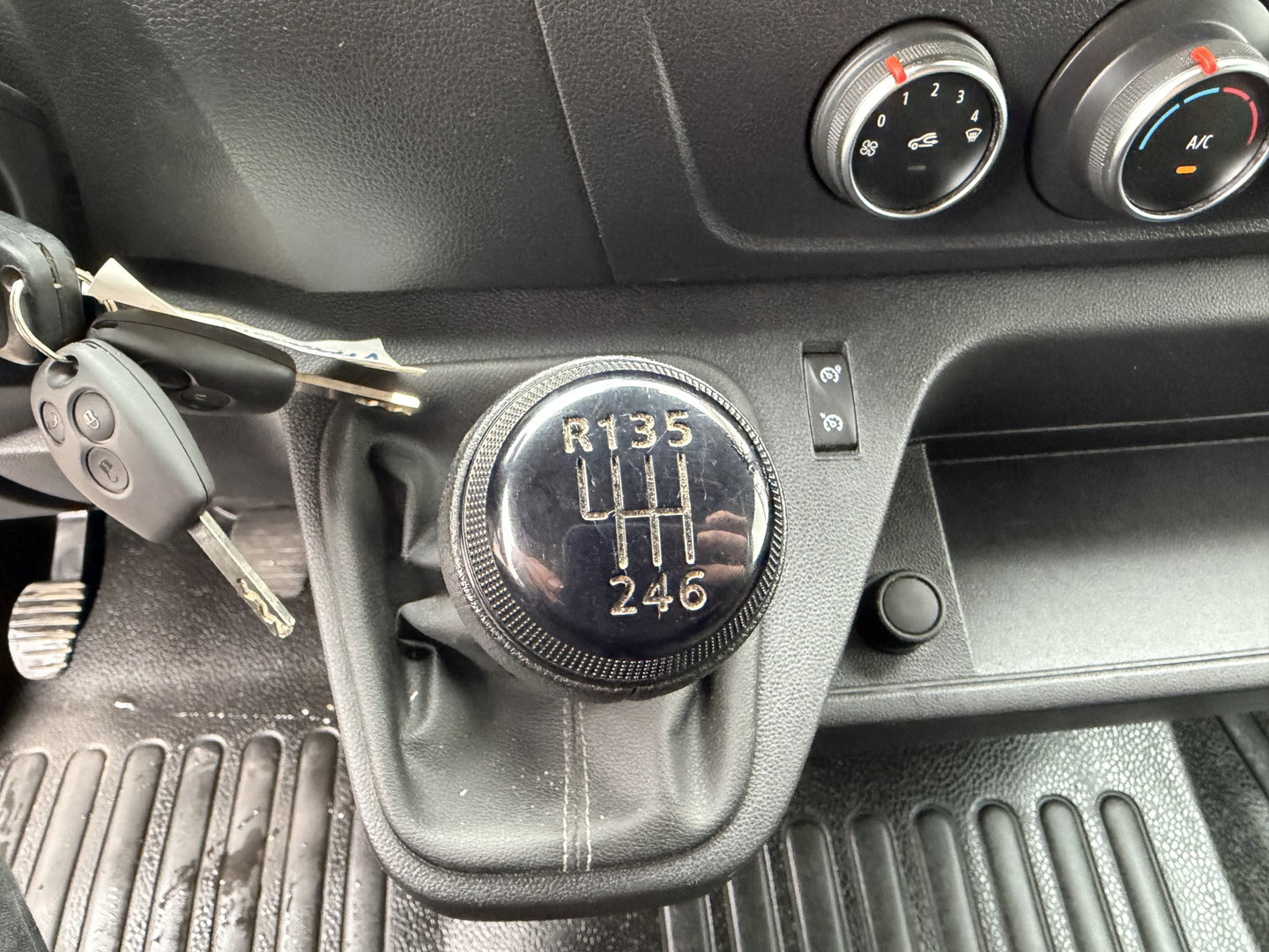 Renault Master T35 2.3 dCi 165pk L3H2 DL Energy Comfort / trekhaak 3500 kg / euro 6 / bpm vrij / vaste prijs rijklaar € 26.950 ex btw / lease vanaf € 440 / ingerichte laadruimte / imperial