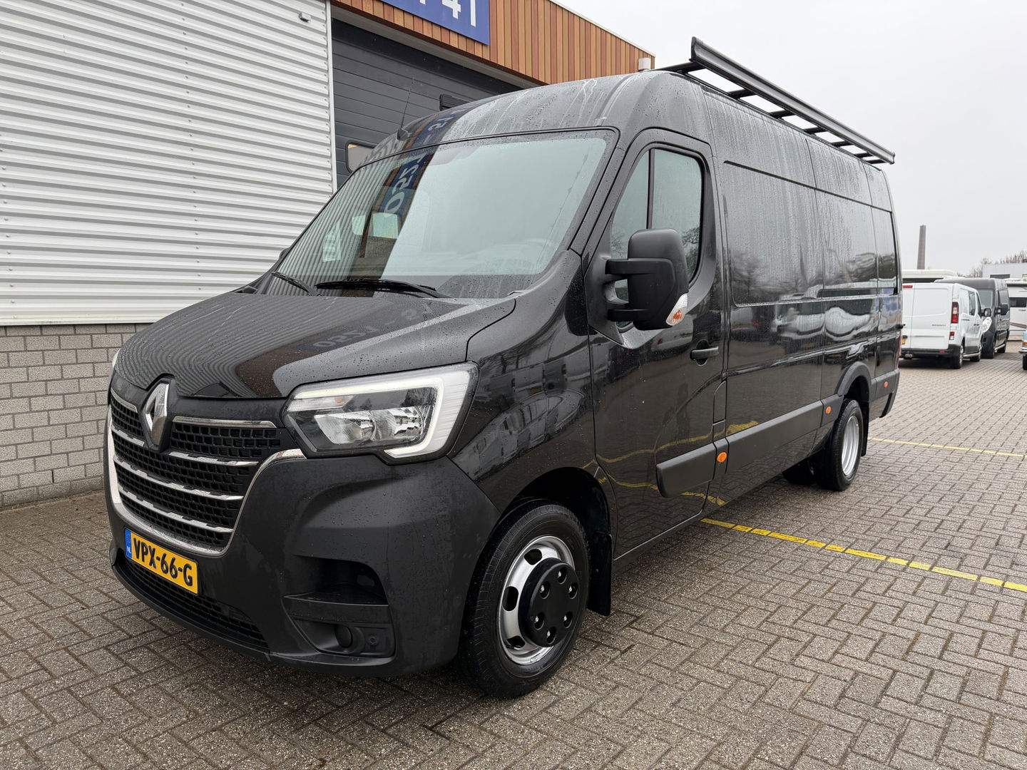 Renault Master T35 2.3 dCi 165pk L3H2 DL Energy Comfort / trekhaak 3500 kg / euro 6 / bpm vrij / vaste prijs rijklaar € 26.950 ex btw / lease vanaf € 440 / ingerichte laadruimte / imperial