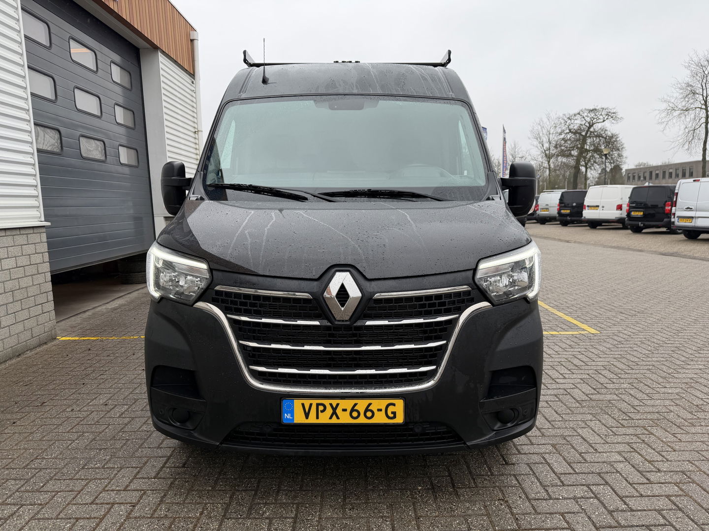 Renault Master T35 2.3 dCi 165pk L3H2 DL Energy Comfort / trekhaak 3500 kg / euro 6 / bpm vrij / vaste prijs rijklaar € 26.950 ex btw / lease vanaf € 440 / ingerichte laadruimte / imperial