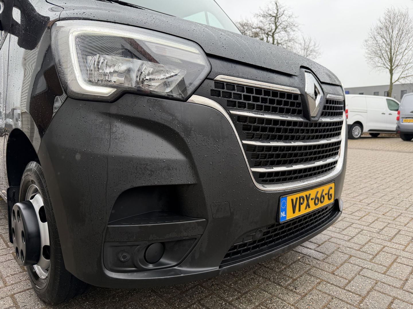 Renault Master T35 2.3 dCi 165pk L3H2 DL Energy Comfort / trekhaak 3500 kg / euro 6 / bpm vrij / vaste prijs rijklaar € 26.950 ex btw / lease vanaf € 440 / ingerichte laadruimte / imperial