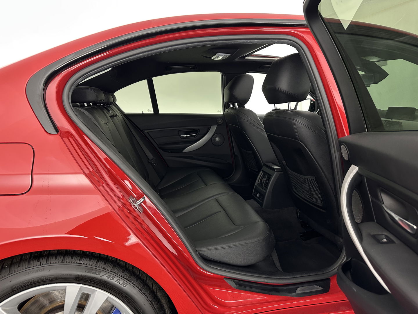 BMW 3 Serie 330D M-Sportpack High Executive Aut. *PANO | LEATHER | XENON | ADAPTIVE-CRUISE | HARMAN/KARDON | MEMORY-PACK | BLINDSPOT | HEATED-SPORTSEATS | CAMERA | DAB | KEYLESS | ECC | HEAD-UP | PDC | SHIFTPADDLES | TOWBAR |  18''ALU