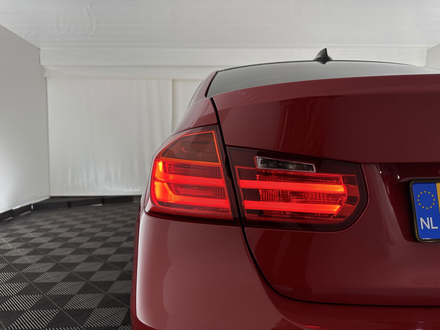 BMW 3 Serie 330D M-Sportpack High Executive Aut. *PANO | LEATHER | XENON | ADAPTIVE-CRUISE | HARMAN/KARDON | MEMORY-PACK | BLINDSPOT | HEATED-SPORTSEATS | CAMERA | DAB | KEYLESS | ECC | HEAD-UP | PDC | SHIFTPADDLES | TOWBAR |  18''ALU