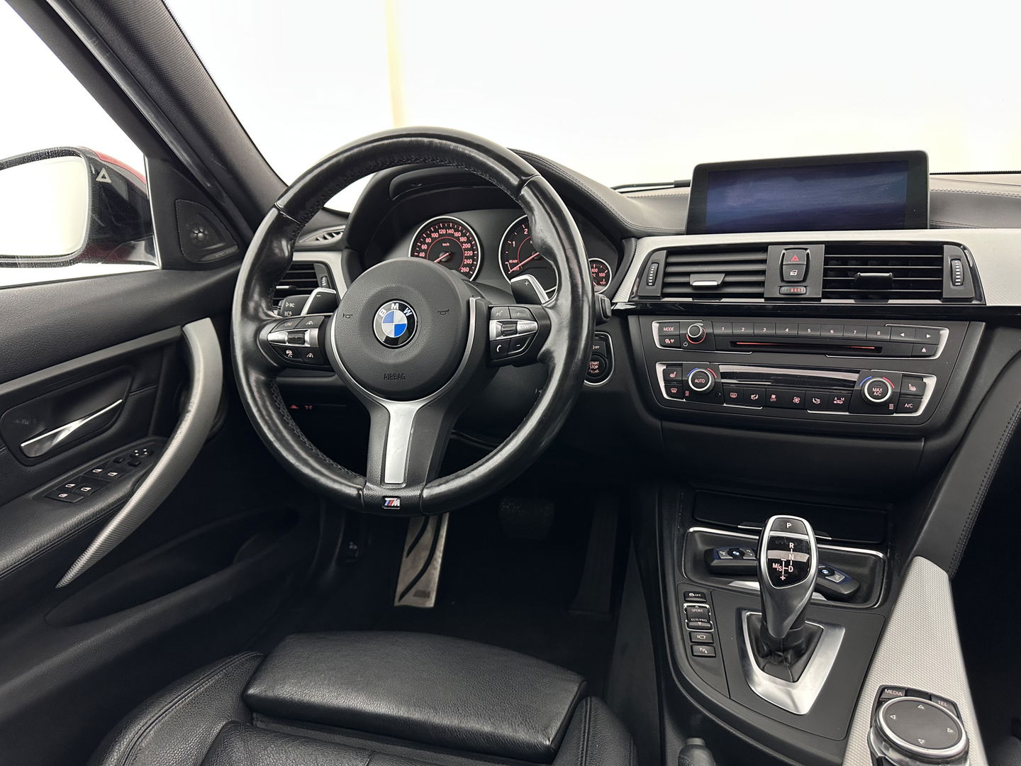 BMW 3 Serie 330D M-Sportpack High Executive Aut. *PANO | LEATHER | XENON | ADAPTIVE-CRUISE | HARMAN/KARDON | MEMORY-PACK | BLINDSPOT | HEATED-SPORTSEATS | CAMERA | DAB | KEYLESS | ECC | HEAD-UP | PDC | SHIFTPADDLES | TOWBAR |  18''ALU
