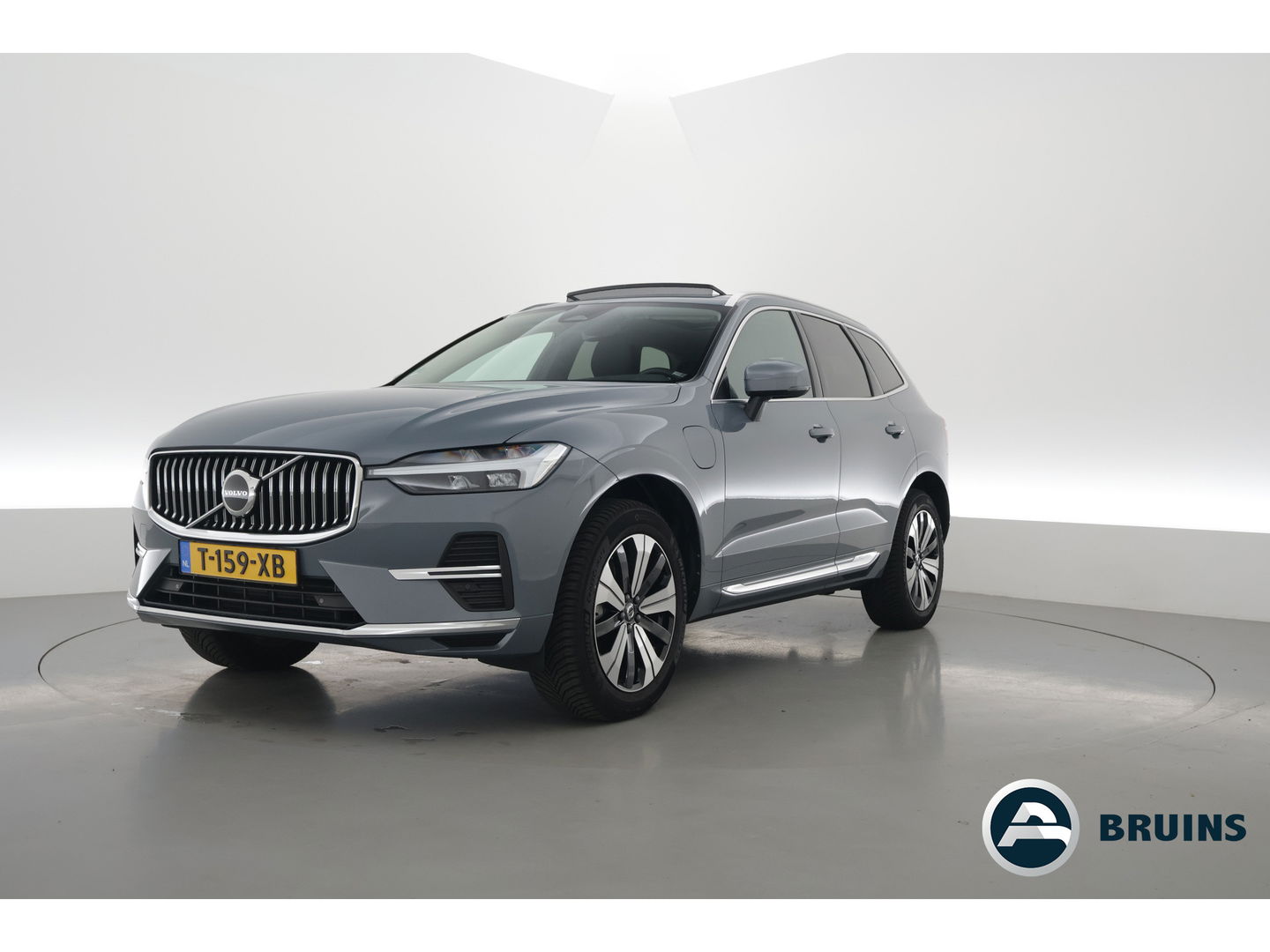 Volvo XC60 2.0 T6 Plug-in hybrid AWD Plus Bright | Pano-dak | Trekhaak | H&K Audio | ACC | Stoel + stuurverw. |