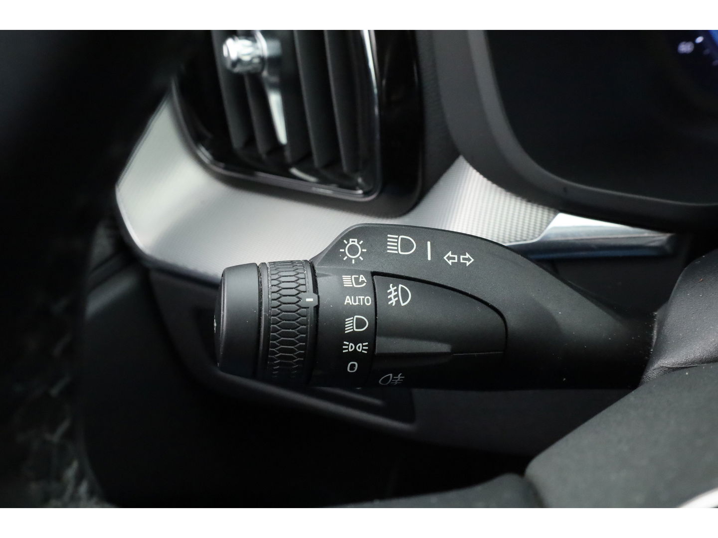 Volvo XC60 2.0 T6 Plug-in hybrid AWD Plus Bright | Pano-dak | Trekhaak | H&K Audio | ACC | Stoel + stuurverw. |