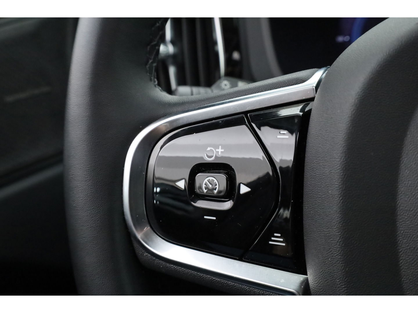 Volvo XC60 2.0 T6 Plug-in hybrid AWD Plus Bright | Pano-dak | Trekhaak | H&K Audio | ACC | Stoel + stuurverw. |