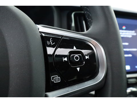 Volvo XC60 2.0 T6 Plug-in hybrid AWD Plus Bright | Pano-dak | Trekhaak | H&K Audio | ACC | Stoel + stuurverw. |