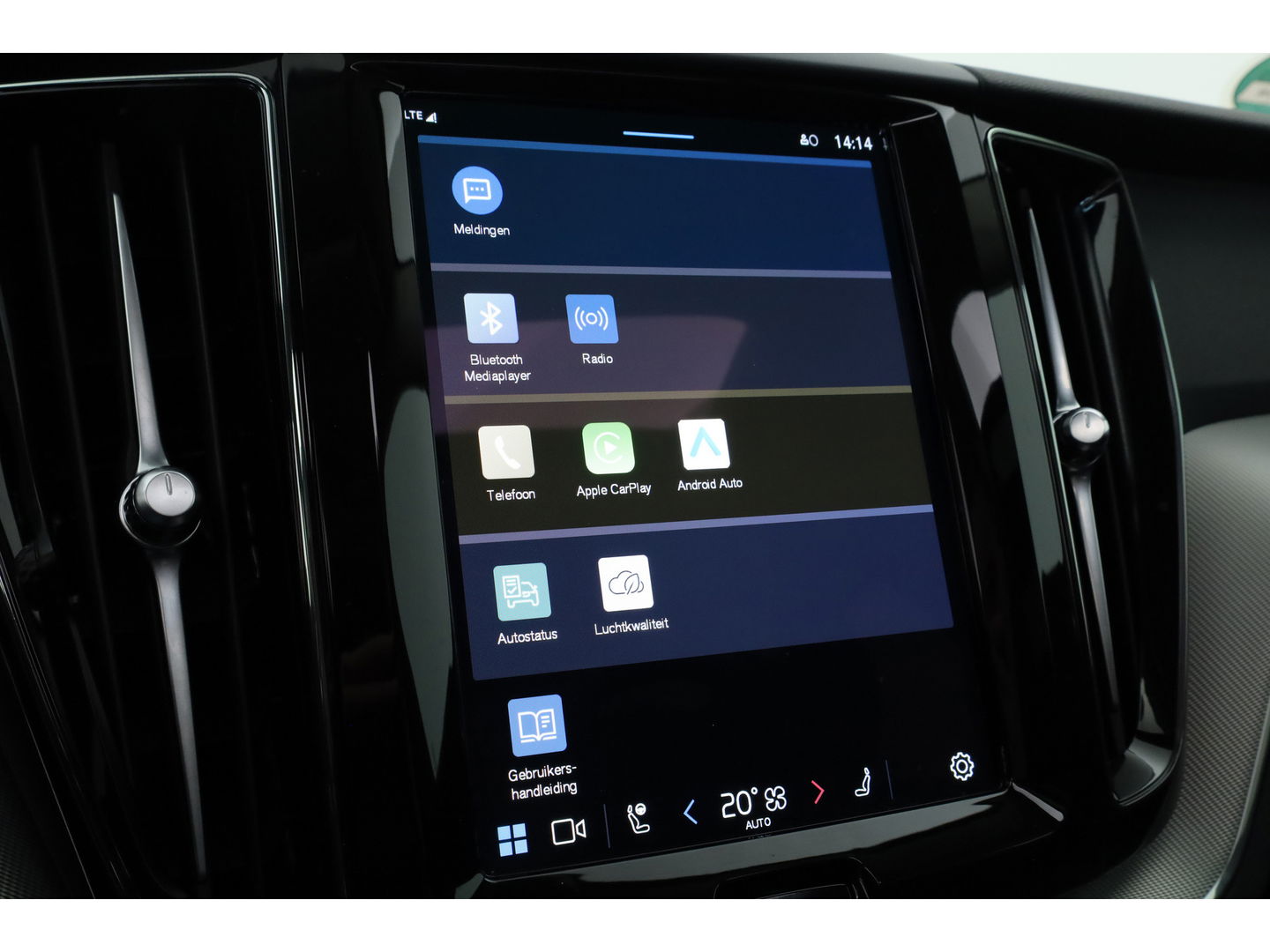 Volvo XC60 2.0 T6 Plug-in hybrid AWD Plus Bright | Pano-dak | Trekhaak | H&K Audio | ACC | Stoel + stuurverw. |